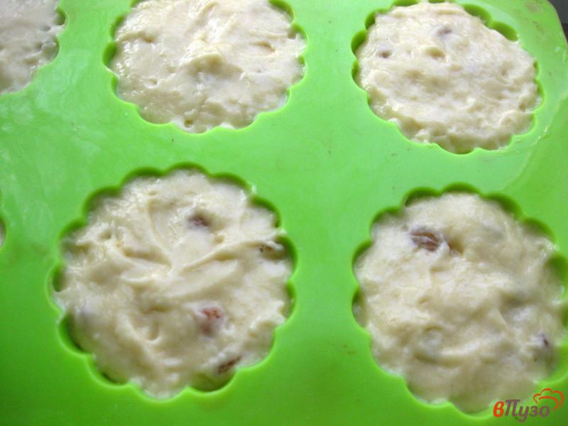Фото приготовление рецепта: Кексы с изюмом на кефире шаг №4