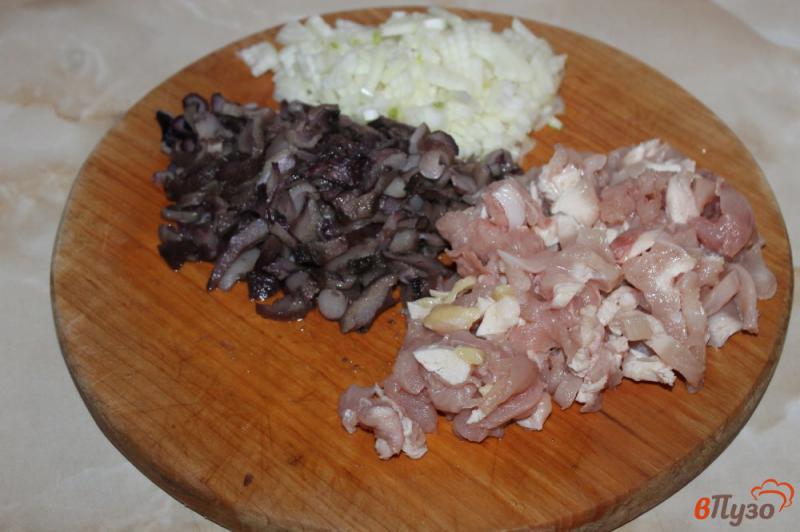 Фото приготовление рецепта: Блины с мясом и грибами запеченные в соусе шаг №2