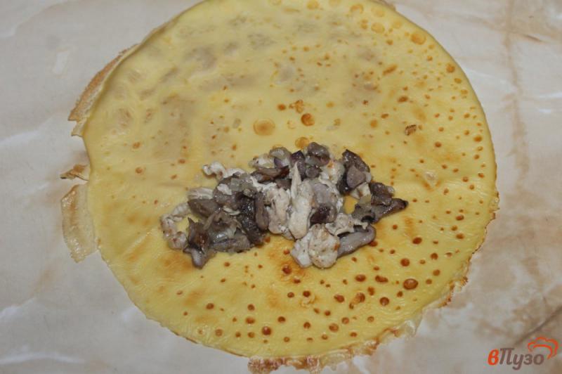 Фото приготовление рецепта: Блины с мясом и грибами запеченные в соусе шаг №4