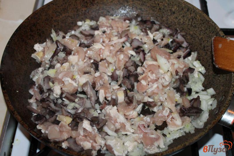 Фото приготовление рецепта: Блины с мясом и грибами запеченные в соусе шаг №3