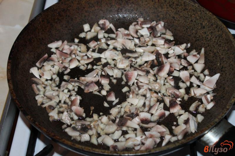 Фото приготовление рецепта: Булгур с грибами на сковороде шаг №2