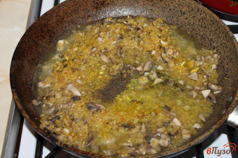 Фото приготовление рецепта: Булгур с грибами на сковороде шаг №4
