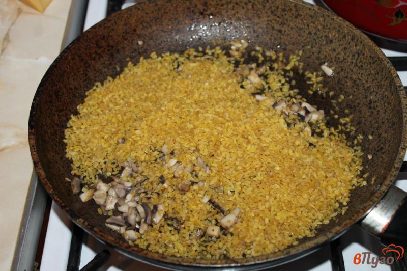 Фото приготовление рецепта: Булгур с грибами на сковороде шаг №3