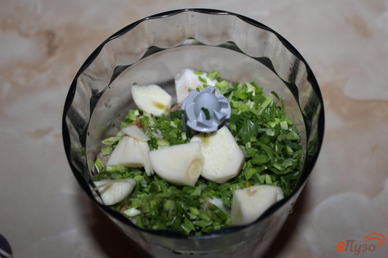 Фото приготовление рецепта: Шпик с зеленым луком и чесноком шаг №3