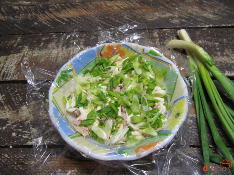 Фото приготовление рецепта: Слоеный мясной салат из помидора с сыром шаг №5