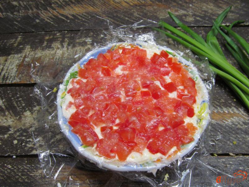 Фото приготовление рецепта: Слоеный мясной салат из помидора с сыром шаг №7