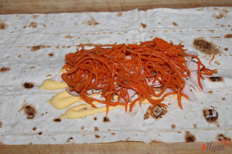 Фото приготовление рецепта: Лаваш с копченой куриной грудкой и морковью шаг №3