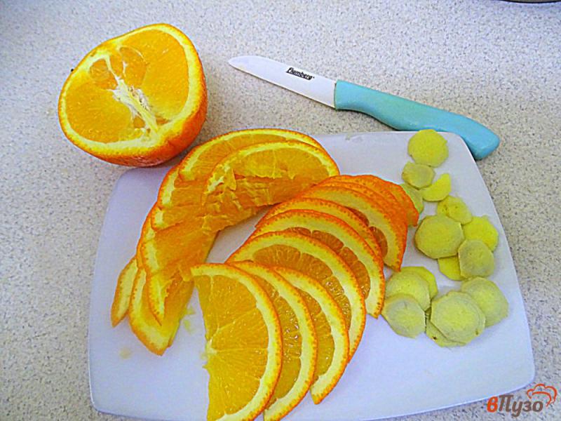 Фото приготовление рецепта: Чай с апельсином, клюквой и имбирём шаг №2