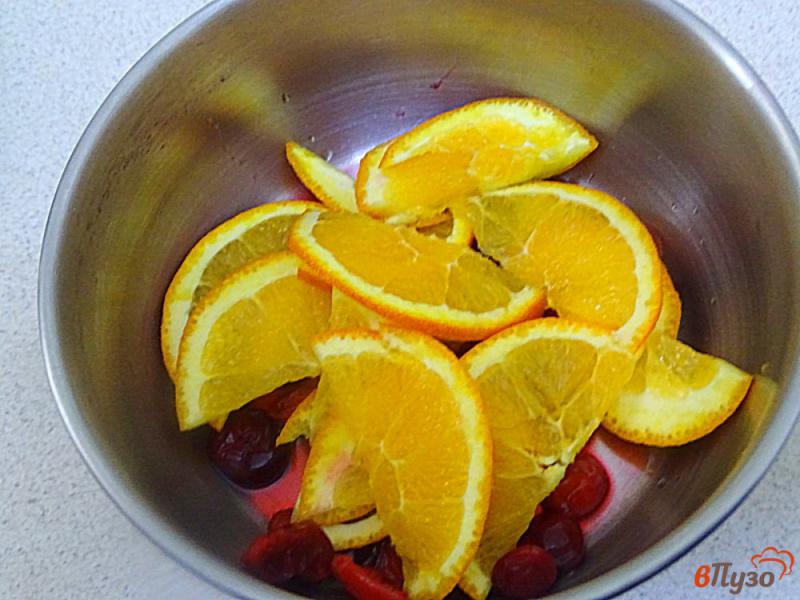 Фото приготовление рецепта: Чай с апельсином, клюквой и имбирём шаг №4