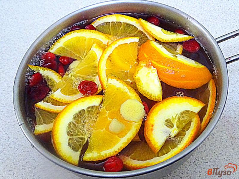 Фото приготовление рецепта: Чай с апельсином, клюквой и имбирём шаг №5