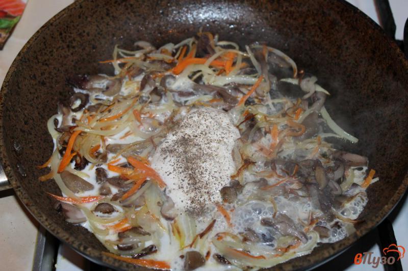 Фото приготовление рецепта: Тушеные грибы с овощами в соусе шаг №3
