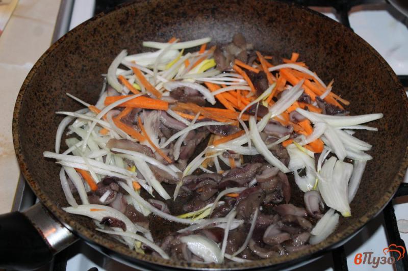 Фото приготовление рецепта: Тушеные грибы с овощами в соусе шаг №2