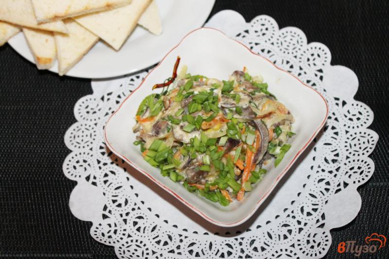 Фото приготовление рецепта: Тушеные грибы с овощами в соусе шаг №5