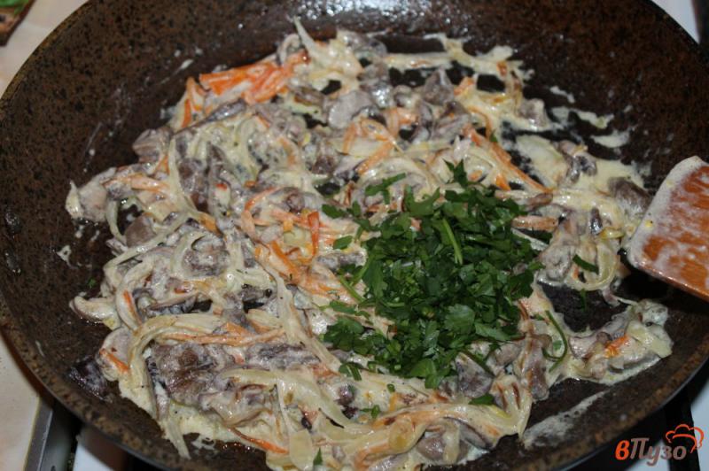 Фото приготовление рецепта: Тушеные грибы с овощами в соусе шаг №4