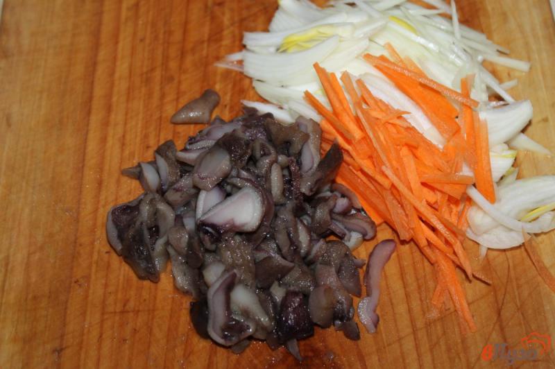 Фото приготовление рецепта: Тушеные грибы с овощами в соусе шаг №1