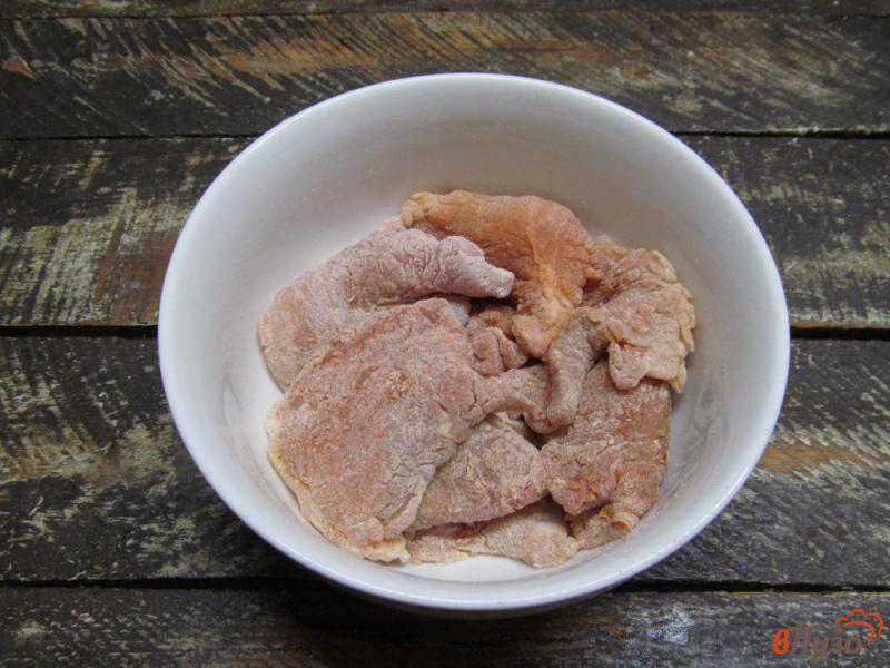 Фото приготовление рецепта: Свинина с грибами и стручковой фасолью шаг №2