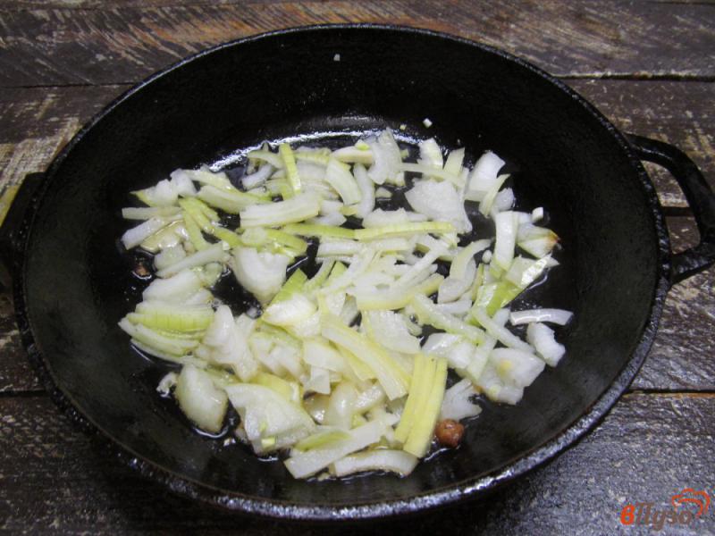 Фото приготовление рецепта: Свинина с грибами и стручковой фасолью шаг №4