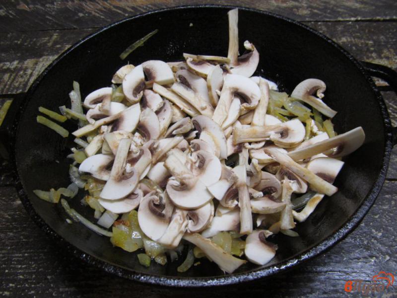 Фото приготовление рецепта: Свинина с грибами и стручковой фасолью шаг №5