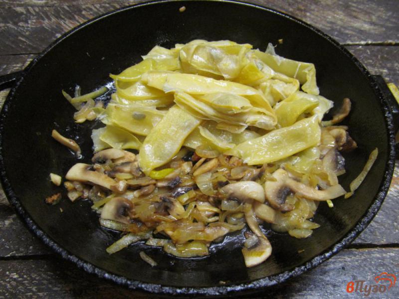 Фото приготовление рецепта: Свинина с грибами и стручковой фасолью шаг №6