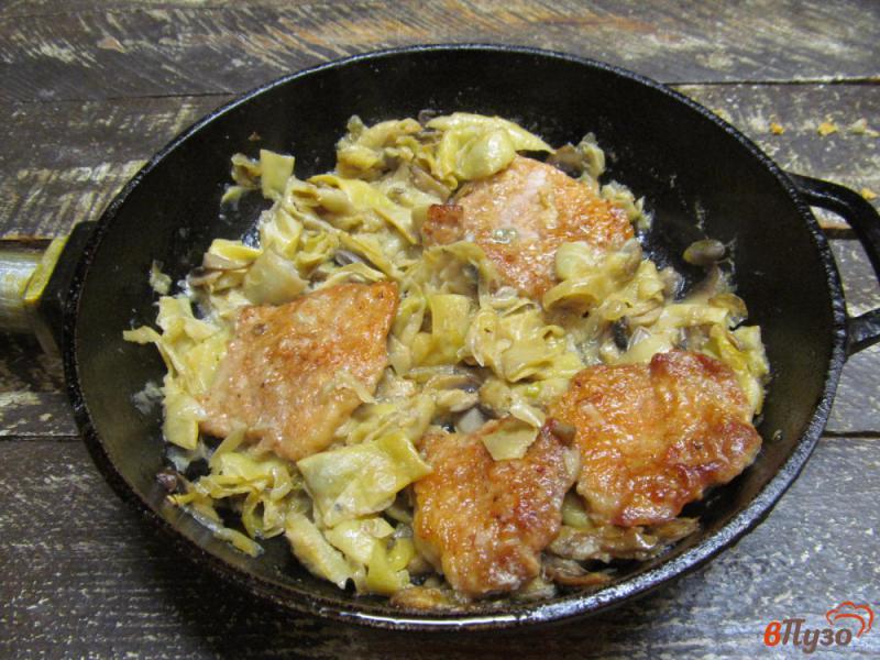Фото приготовление рецепта: Свинина с грибами и стручковой фасолью шаг №9