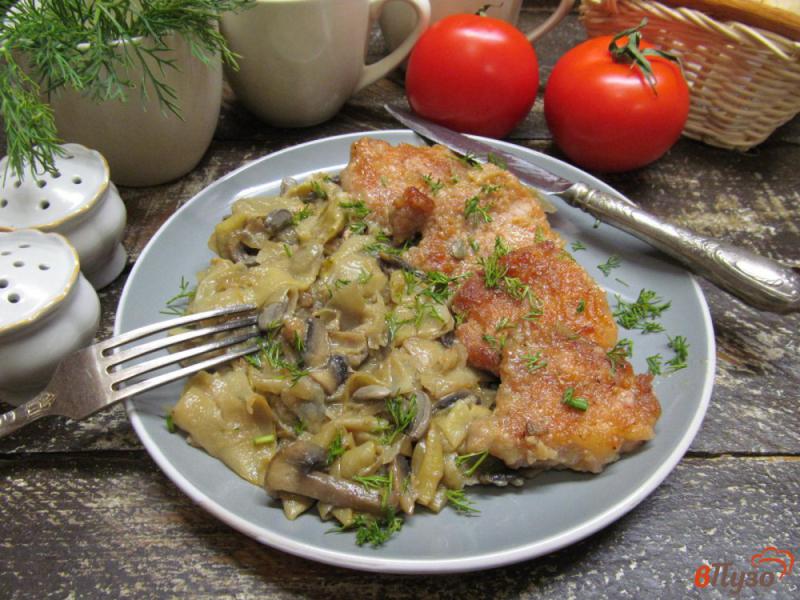 Фото приготовление рецепта: Свинина с грибами и стручковой фасолью шаг №10