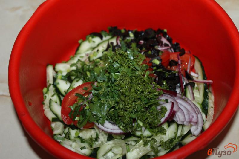 Фото приготовление рецепта: Овощной салат с маслинами и луком шаг №3