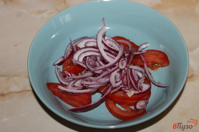 Фото приготовление рецепта: Овощной салат с маслинами и луком шаг №2