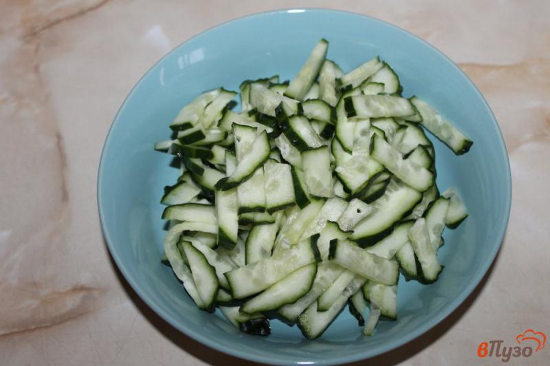 Фото приготовление рецепта: Овощной салат с маслинами и луком шаг №1