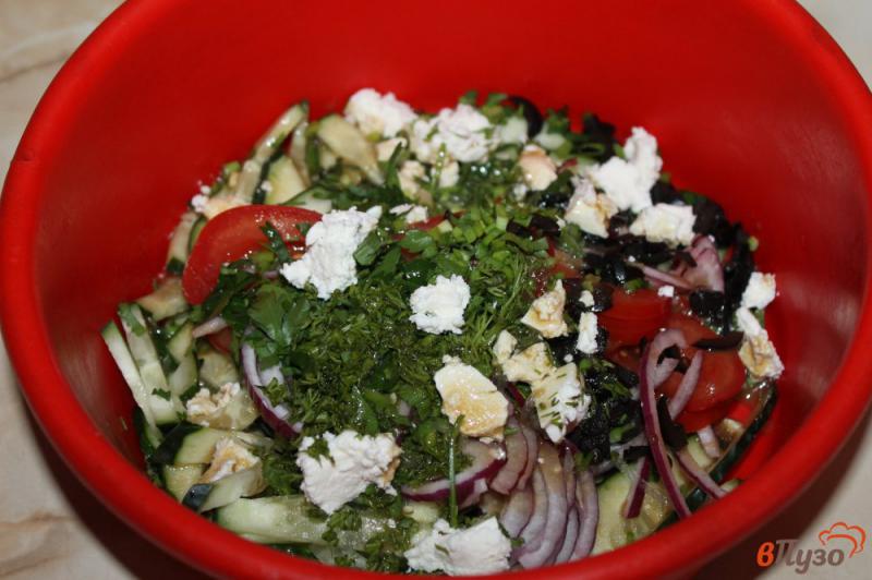 Фото приготовление рецепта: Овощной салат с маслинами и луком шаг №4
