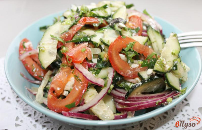 Фото приготовление рецепта: Овощной салат с маслинами и луком шаг №5