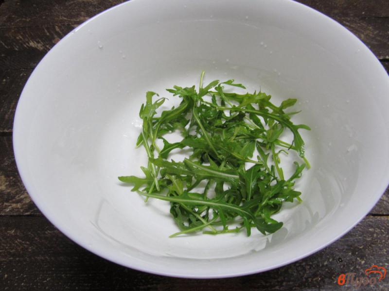 Фото приготовление рецепта: Салат из огурца с оливками и гранатом шаг №1