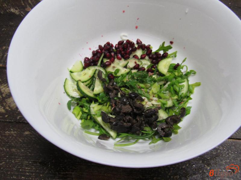 Фото приготовление рецепта: Салат из огурца с оливками и гранатом шаг №4