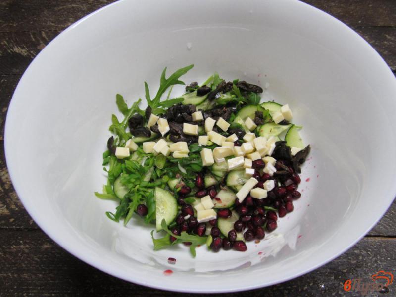 Фото приготовление рецепта: Салат из огурца с оливками и гранатом шаг №5