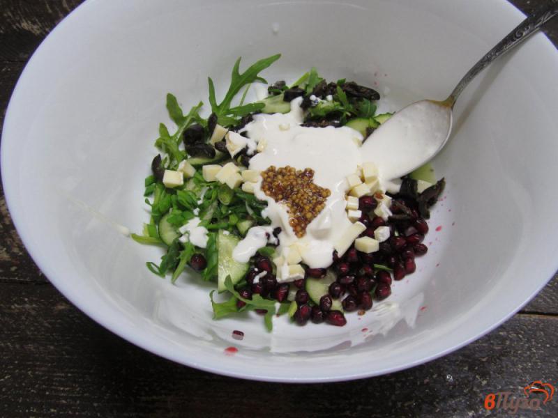 Фото приготовление рецепта: Салат из огурца с оливками и гранатом шаг №6