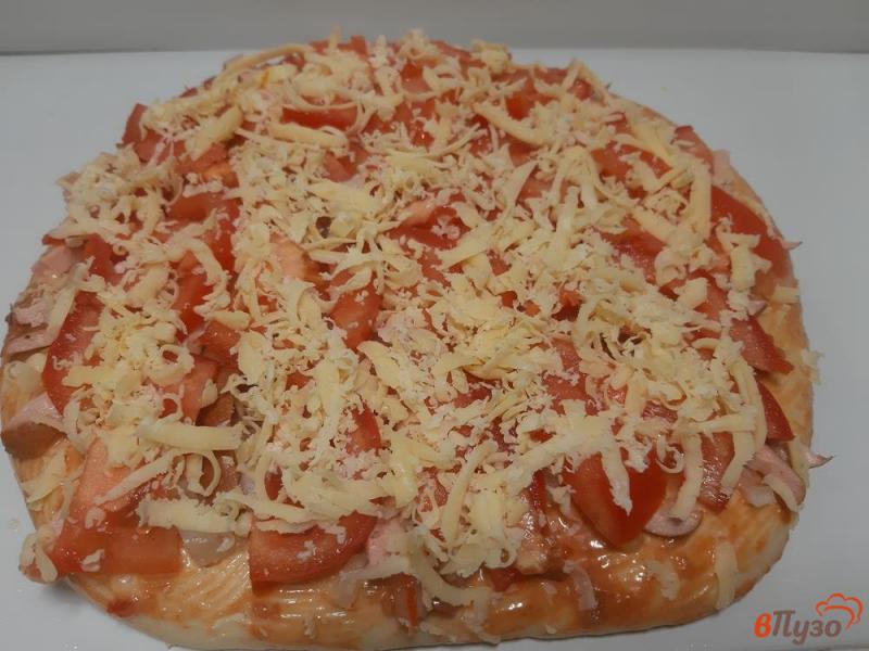 Фото приготовление рецепта: Пицца с сосисками и помидорами шаг №8