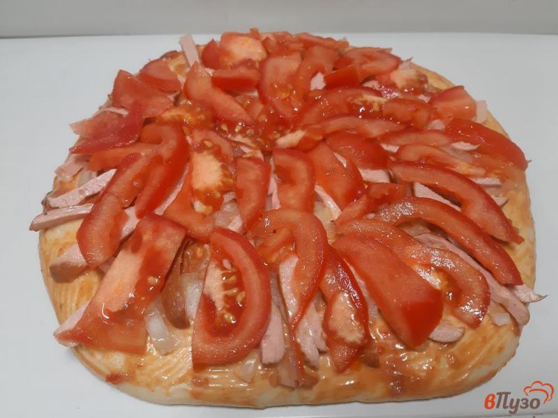Фото приготовление рецепта: Пицца с сосисками и помидорами шаг №7