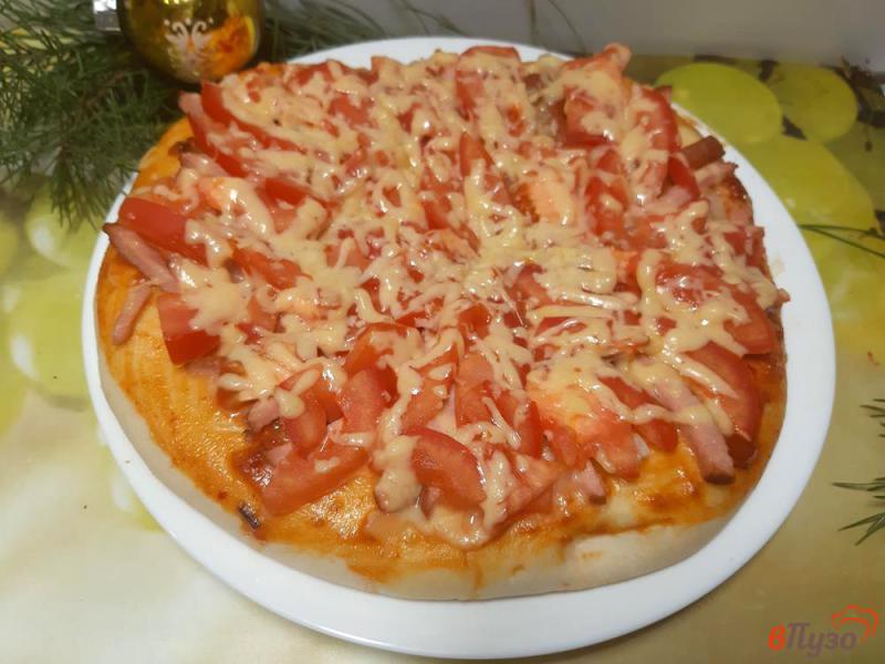 Фото приготовление рецепта: Пицца с сосисками и помидорами шаг №9