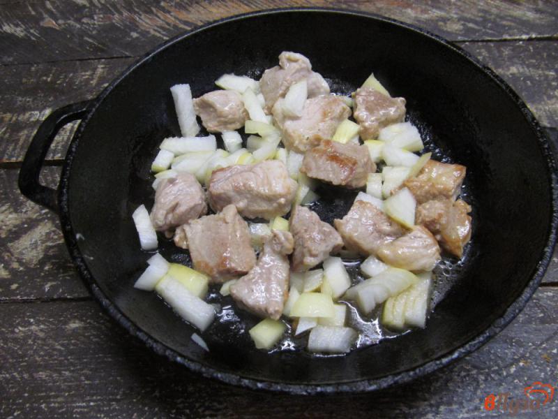 Фото приготовление рецепта: Тушеный картофель со свининой шаг №2