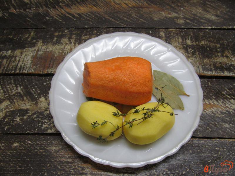 Фото приготовление рецепта: Овощной салат с горошком и грибами шаг №1
