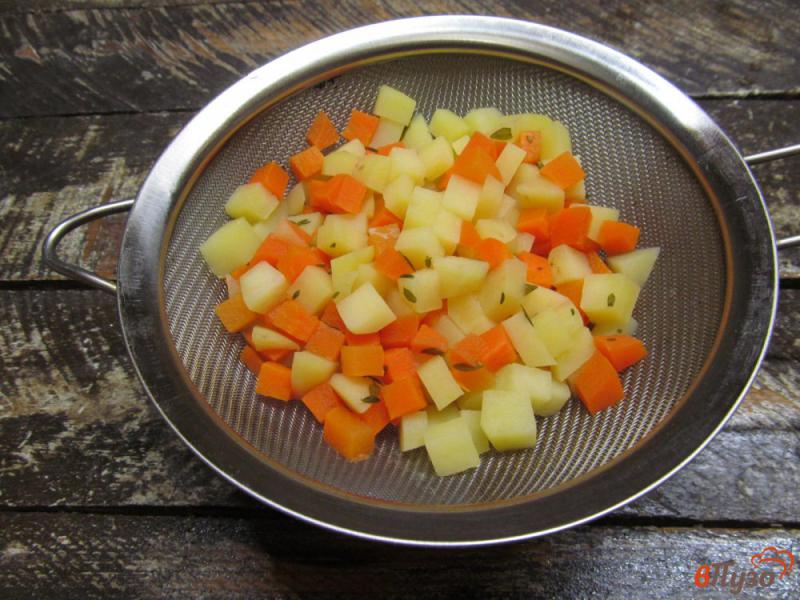 Фото приготовление рецепта: Овощной салат с горошком и грибами шаг №3