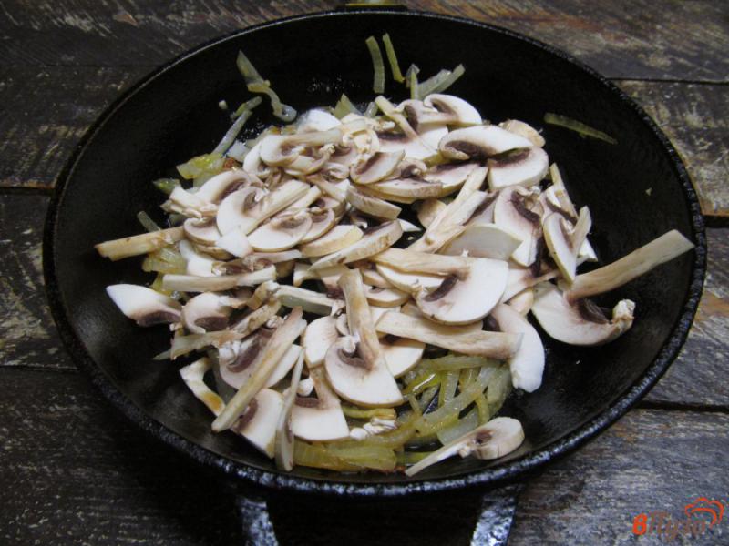 Фото приготовление рецепта: Овощной салат с горошком и грибами шаг №4