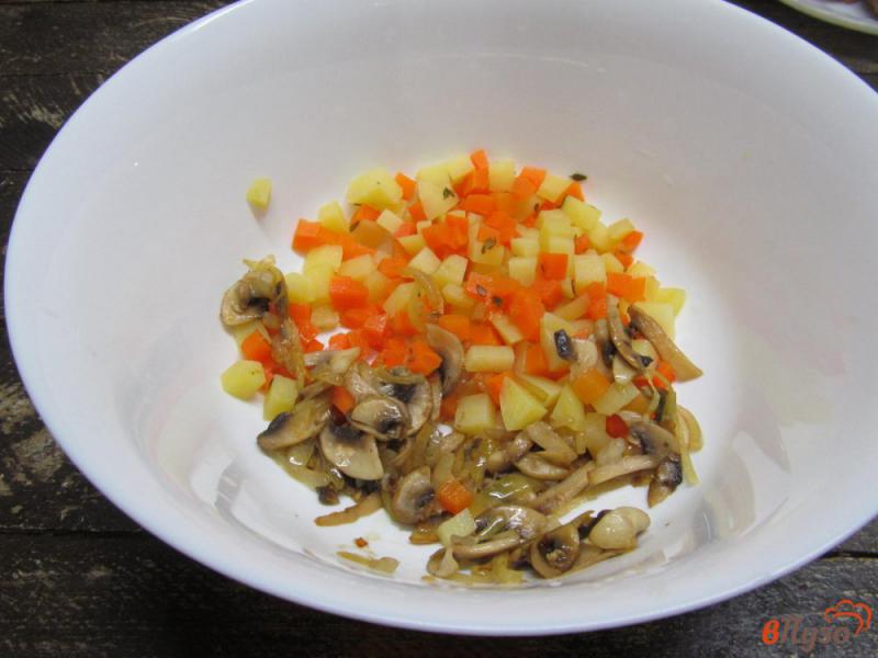 Фото приготовление рецепта: Овощной салат с горошком и грибами шаг №5