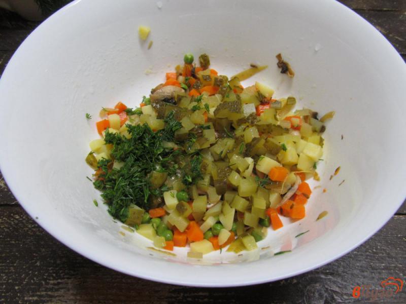 Фото приготовление рецепта: Овощной салат с горошком и грибами шаг №7