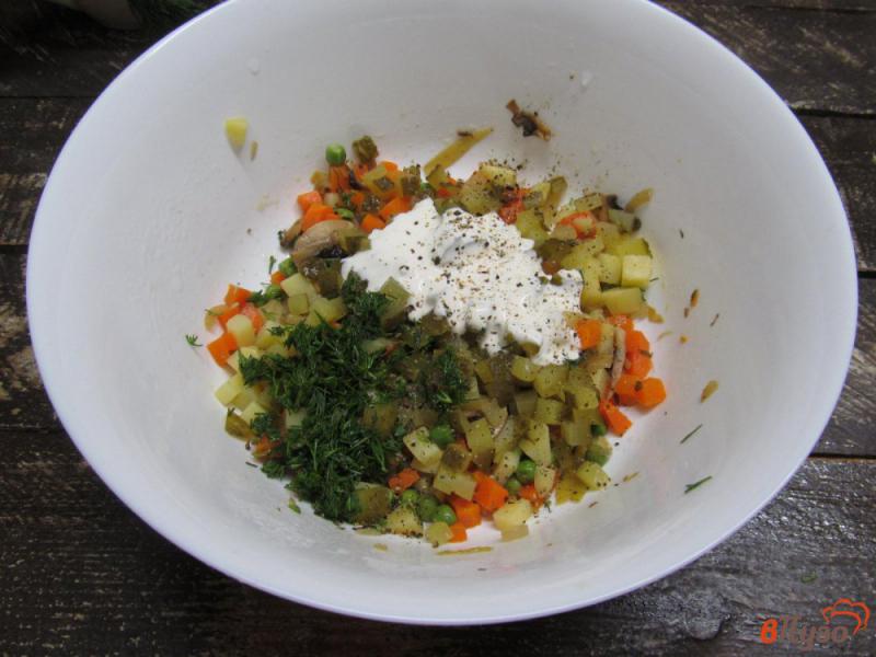 Фото приготовление рецепта: Овощной салат с горошком и грибами шаг №8