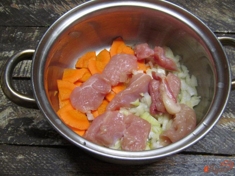 Фото приготовление рецепта: Суп из индейки с капустой и пастой орзо шаг №1