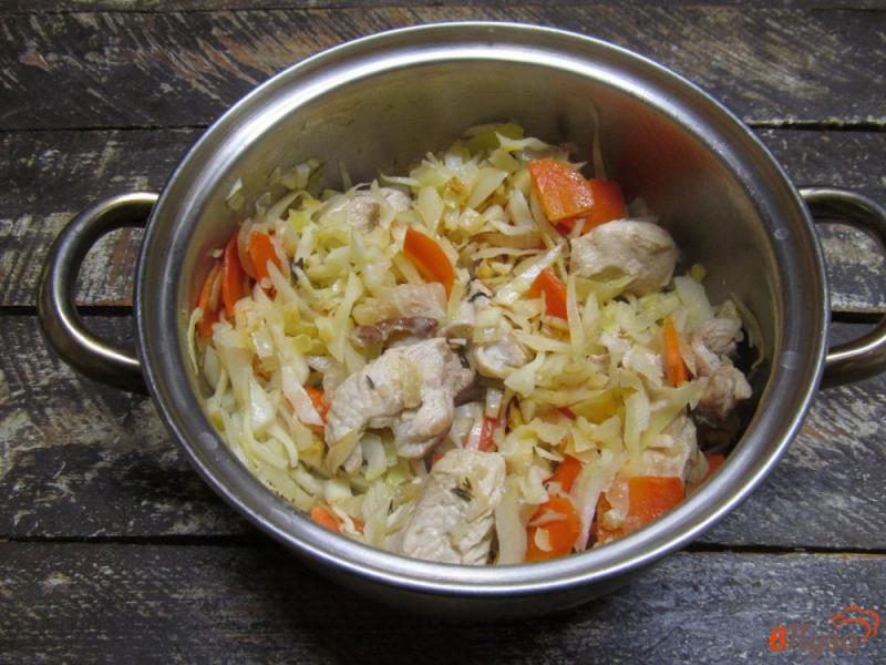 Фото приготовление рецепта: Суп из индейки с капустой и пастой орзо шаг №3