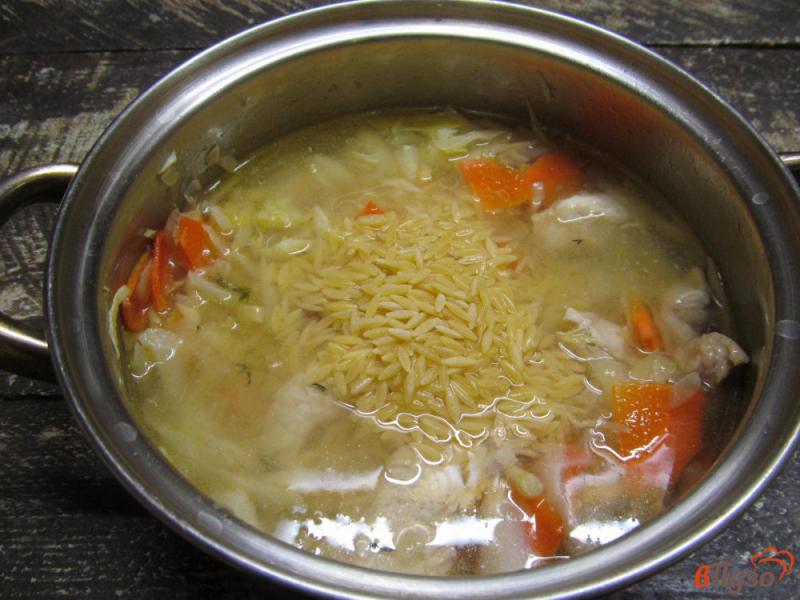 Фото приготовление рецепта: Суп из индейки с капустой и пастой орзо шаг №4