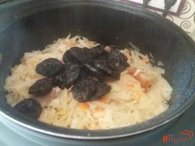 Фото приготовление рецепта: Бигус с копченостями, белыми грибами и черносливом шаг №8