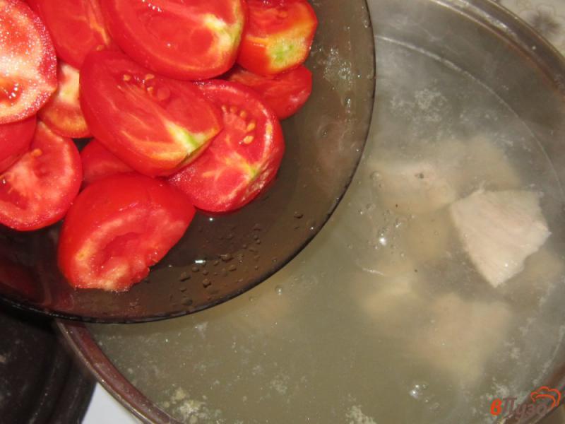 Фото приготовление рецепта: Борщ на свиных ребрах с помидорами шаг №2