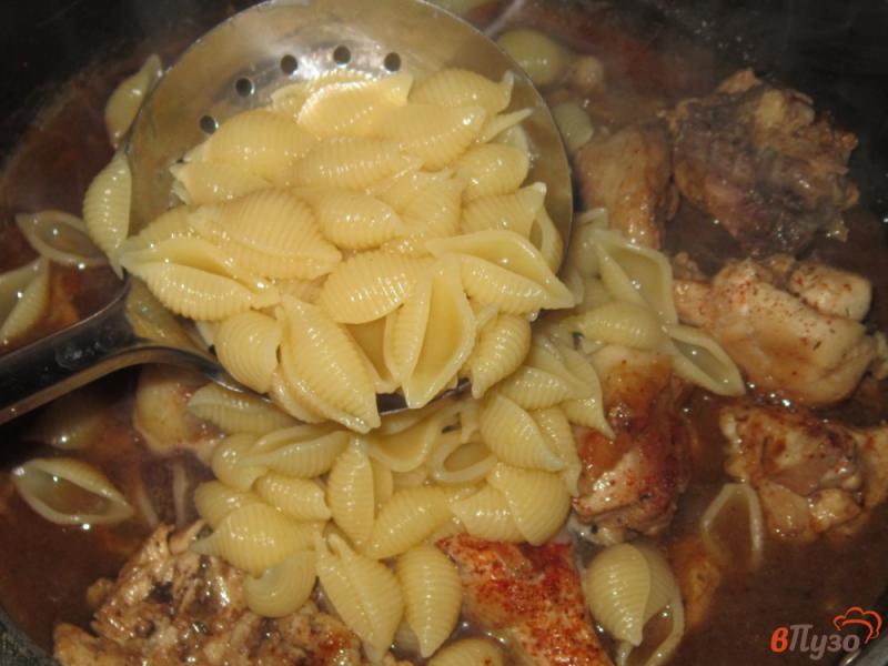 Фото приготовление рецепта: Макароны Ракушки с курицей на сковороде шаг №3